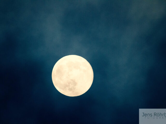 Ein erster Versuch den Mond mit einem Teleobjektiv zu fotografieren